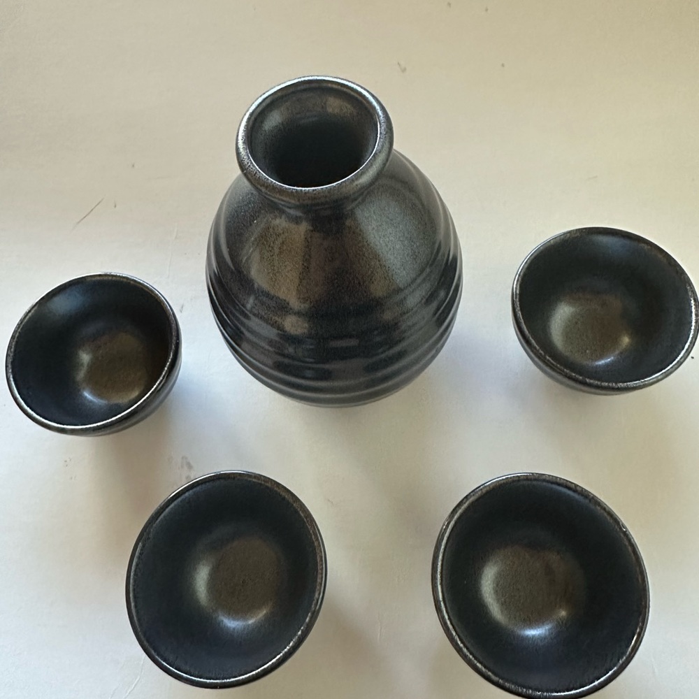 sake server bottle Set of  bottles and cups, total of 5 items beautiful